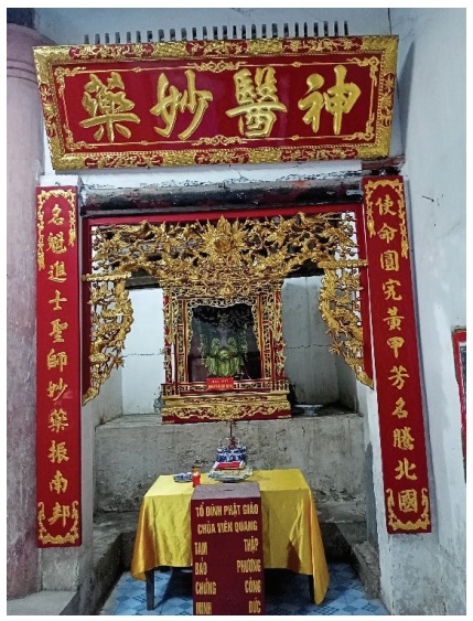 Ảnh minh họa: Ban thờ Tuệ Tĩnh ở chùa Viên Quang,
Nam Định.
Biển ngang đề: THẦN Y DIỆU DƯỢC
Câu đối: Sứ mệnh viên hoàn, hoàng giáp phương danh
đằng Bắc quốc; Danh khôi tiến sĩ, thánh sư diệu dược
chấn Nam bang. Ảnh minh họa: Ban thờ Tuệ Tĩnh ở chùa Viên Quang,
Nam Định.
Biển ngang đề: THẦN Y DIỆU DƯỢC
Câu đối: Sứ mệnh viên hoàn, hoàng giáp phương danh
đằng Bắc quốc; Danh khôi tiến sĩ, thánh sư diệu dược
chấn Nam bang.
