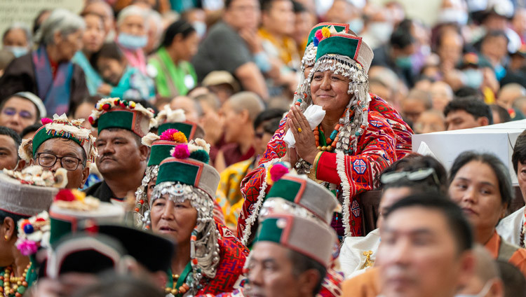 Những người chúc mừng nhiệt tình tụ họp tại Dharamsala để vinh danh Đức Đạt Lai Lạt Ma vào sinh nhật lần thứ 90 của ông. Ảnh của Tenzin Choejor. Từ dalailama.com Những người chúc mừng nhiệt tình tụ họp tại Dharamsala để vinh danh Đức Đạt Lai Lạt Ma vào sinh nhật lần thứ 90 của ông. Ảnh của Tenzin Choejor. Từ dalailama.com