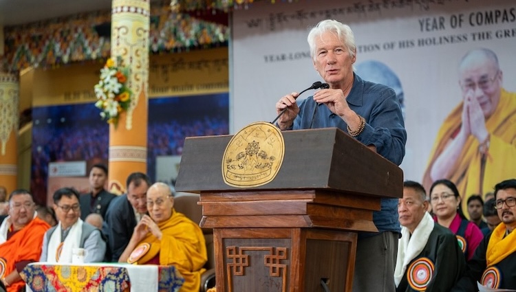 Richard Gere, diễn viên và chủ tịch của Chiến dịch quốc tế vì Tây Tạng, phát biểu tại lễ sinh nhật lần thứ 90 của Đức Đạt Lai Lạt Ma tại Dharamsala. Ảnh của Tenzin Choejor. Từ dalailama.com Richard Gere, diễn viên và chủ tịch của Chiến dịch quốc tế vì Tây Tạng, phát biểu tại lễ sinh nhật lần thứ 90 của Đức Đạt Lai Lạt Ma tại Dharamsala. Ảnh của Tenzin Choejor. Từ dalailama.com