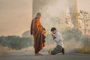 Trăm năm cũng chỉ nước dòng cuốn trôi