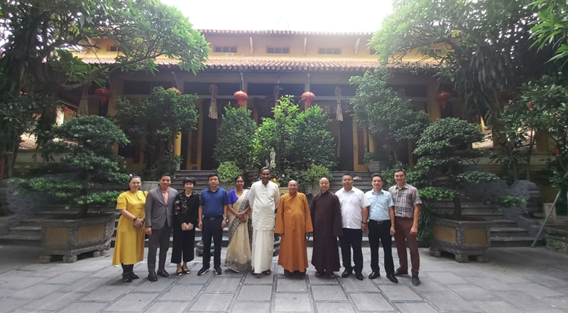 Đại sứ Sri Lanka (trang phúc trắng); Hoà thượng Thích Gia Quang (trang phục vàng); Thượng toạ Thích Thanh Huân (trang phục nâu) cùng đoàn Cư sĩ, Phật tử chụp ảnh lưu niệm tại sân chùa Quán Sứ, Hà Nội ngày 18/07/2025. Đại sứ Sri Lanka (trang phúc trắng); Hoà thượng Thích Gia Quang (trang phục vàng); Thượng toạ Thích Thanh Huân (trang phục nâu) cùng đoàn Cư sĩ, Phật tử chụp ảnh lưu niệm tại sân chùa Quán Sứ, Hà Nội ngày 18/07/2025.
