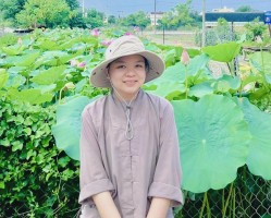 Giữa cõi người, em lặng lẽ nở hoa