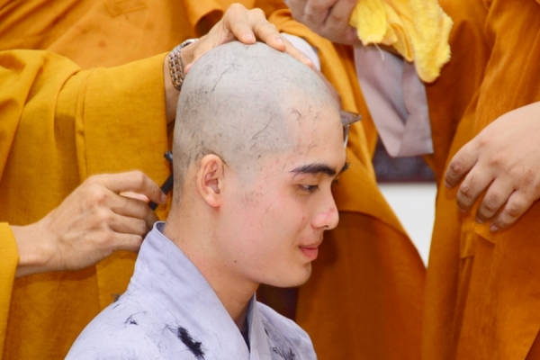 Nên xuất gia hay tu tại gia?