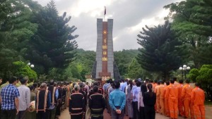 Bà con phật tử đồng bào dân tộc thiểu số tri ân AHLS tại nghĩa trang Liên Sơn (Lắk, Đắk Lắk)