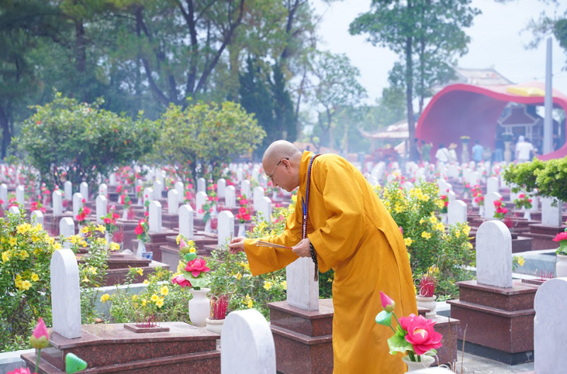 HT. Thích Gia Quang cùng đoàn BTC thắp hương từng phần mộ tại Nghĩa trang Liệt sỹ Trường Sơn.