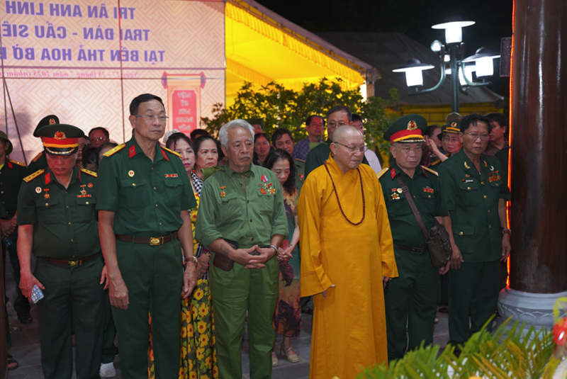 Lễ tưởng niệm, thả đèn hoa đăng tại bờ Bắc sông Thạch Hãn.