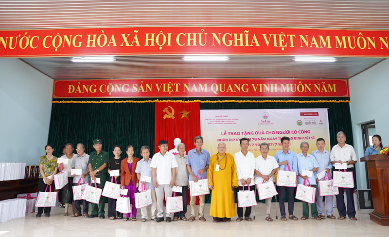 Lễ trao quà tri ân tại Khu tưởng niệm 2500 liệt sỹ trung đoàn 27 mặt trận b5 Quảng Trị.