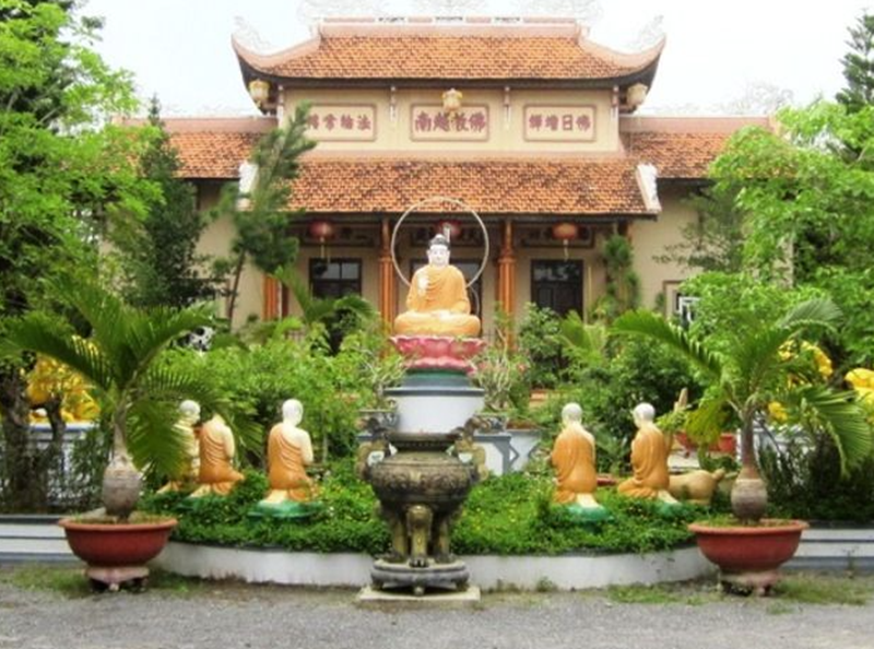 Sân trước chùa Hoà Quang (Tổ đình Thiên Bửu). Ảnh sưu tầm. Sân trước chùa Hoà Quang (Tổ đình Thiên Bửu). Ảnh sưu tầm.