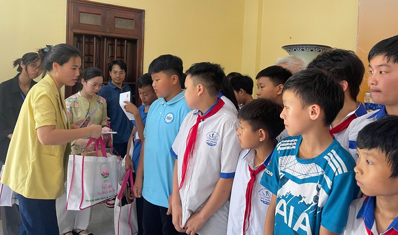 Trao gửi yêu thương tới các em học sinh Trao gửi yêu thương tới các em học sinh