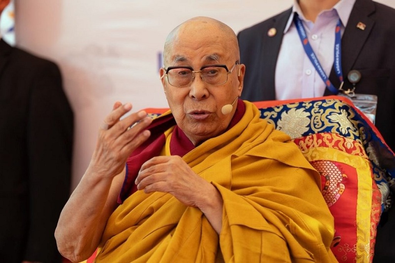 Đức Đạt Lai Lạt Ma thuyết pháp tại khuôn viên chùa Jokhang Leh, ngày 03/08/2025. Ảnh: Tenzin Choejor | dalailama.com