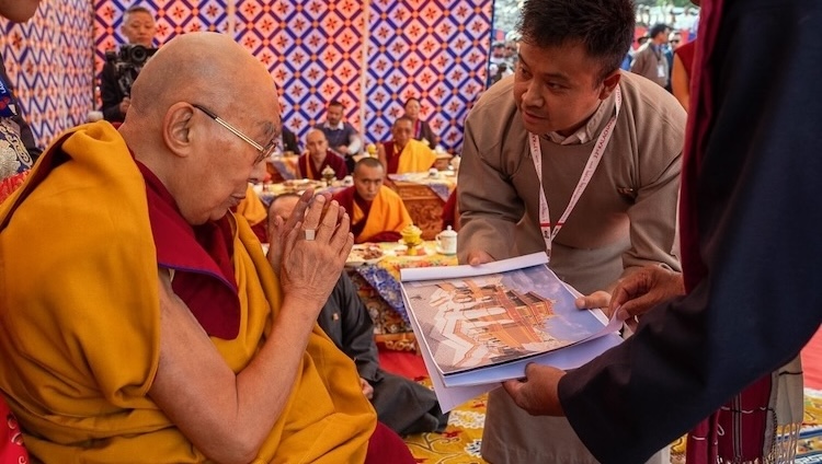 Kiến trúc sư Rinchen Dorjey giới thiệu bản thiết kế chùa mới. Ảnh: Tenzin Choejor