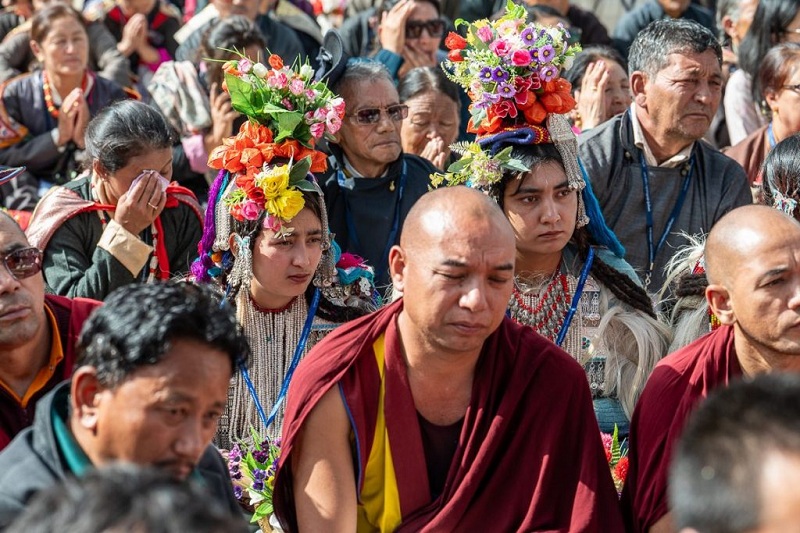 Người dân địa phương lắng nghe lời chỉ dạy. Ảnh: Ven Zamling Norbu