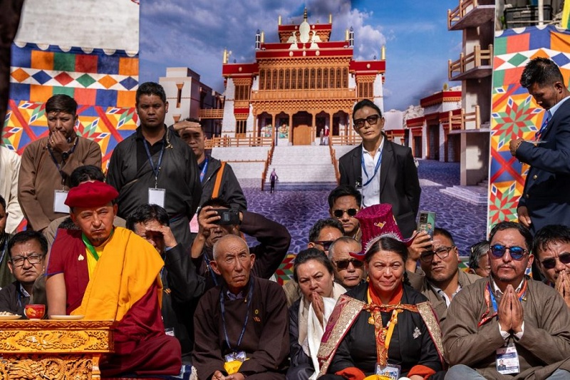 Người dân đứng trước bức ảnh chụp chùa Jokhang mới. Ảnh: Tenzin Choejor.