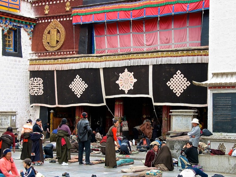 Chùa Jokhang Lhasa tại quảng trường Barkhor. Ảnh: Craig Lewis