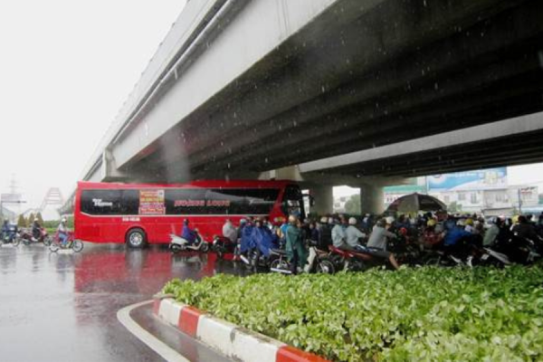 Ý thức khi trú mưa dưới gầm cầu vượt, để không làm tắc nghẽn giao thông