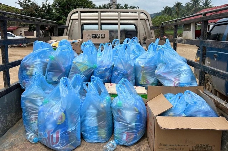 Nhu yếu phẩm cứu trợ sẵn sàng phân phát tại Luang Prabang. Ảnh do Thượng tọa Sayadej Vongsopha cung cấp. Nhu yếu phẩm cứu trợ sẵn sàng phân phát tại Luang Prabang. Ảnh do Thượng tọa Sayadej Vongsopha cung cấp.