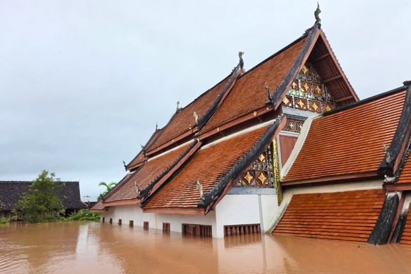 Thượng tọa Khongsin bị mắc kẹt nhiều ngày trên tầng hai ngôi chùa của mình sau khi nước lũ nhấn chìm hoàn toàn tầng một. Ảnh do Thượng tọa Khongsin Khuean-on cung cấp. Thượng tọa Khongsin bị mắc kẹt nhiều ngày trên tầng hai ngôi chùa của mình sau khi nước lũ nhấn chìm hoàn toàn tầng một. Ảnh do Thượng tọa Khongsin Khuean-on cung cấp.