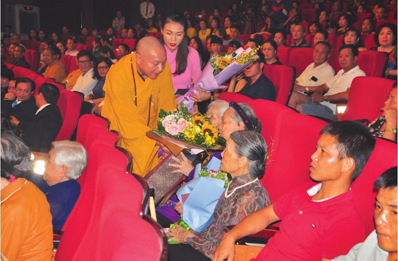 Hòa thượng Thích Gia Quang trao quà tri ân các Mẹ Việt Nam Anh hùng trong
Chương trình Vu lan Đạo hiếu và Dân tộc năm 2019 - Ảnh: Minh Anh Hòa thượng Thích Gia Quang trao quà tri ân các Mẹ Việt Nam Anh hùng trong
Chương trình Vu lan Đạo hiếu và Dân tộc năm 2019 - Ảnh: Minh Anh