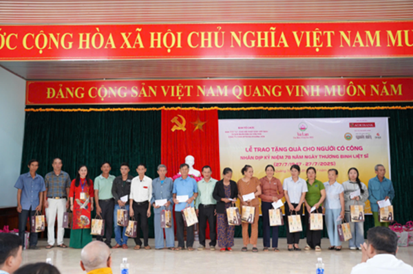 Đại diện Dầu gội Dược liệu Nguyên Xuân trao tặng quà tại tỉnh Quảng Trị

