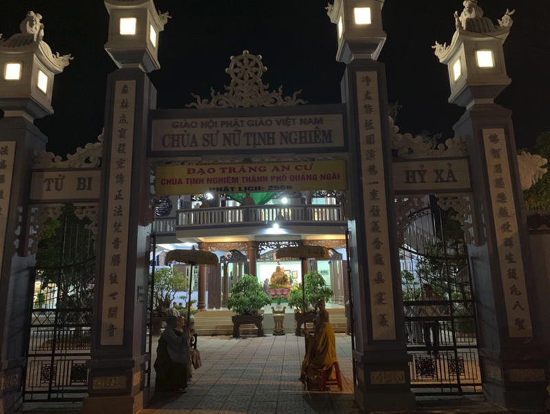 Năm 1961, được sự chấp thuận của Giáo hội Tăng già Quảng Ngãi và Ni bộ Trung Việt,
Ni trưởng Như Huyền khai sơn chùa Tịnh Nghiêm, ngôi chùa Ni đầu tiên tại Quảng Ngãi. Ảnh sưu tầm. Năm 1961, được sự chấp thuận của Giáo hội Tăng già Quảng Ngãi và Ni bộ Trung Việt,
Ni trưởng Như Huyền khai sơn chùa Tịnh Nghiêm, ngôi chùa Ni đầu tiên tại Quảng Ngãi. Ảnh sưu tầm.