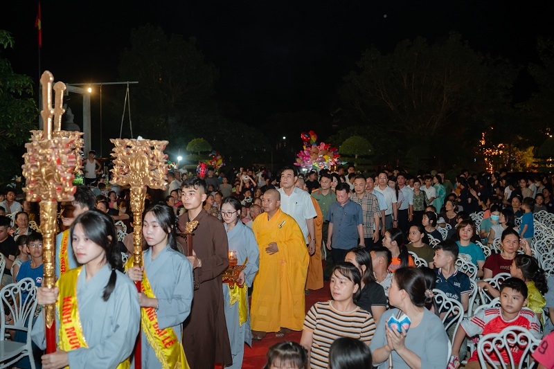 Chư Tăng và đại biểu trang nghiêm tiến về lễ đài, dẫn đầu là phật tử cầm long trượng trong Đại lễ Vu Lan Báo Hiếu 2025 tại Chùa Nổ (Đại Phúc Tự). Chư Tăng và đại biểu trang nghiêm tiến về lễ đài, dẫn đầu là phật tử cầm long trượng trong Đại lễ Vu Lan Báo Hiếu 2025 tại Chùa Nổ (Đại Phúc Tự).