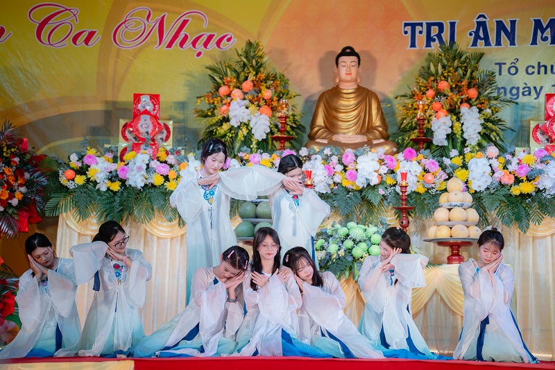 Các Phật tử trẻ biểu diễn tiết mục múa dâng hoa ca ngợi công ơn cha mẹ trong đêm Vu Lan Báo Hiếu. Các Phật tử trẻ biểu diễn tiết mục múa dâng hoa ca ngợi công ơn cha mẹ trong đêm Vu Lan Báo Hiếu.