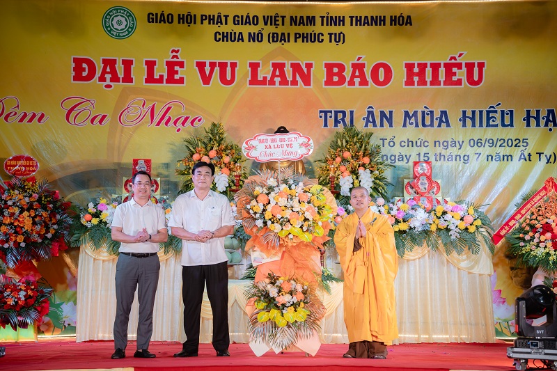 Đại diện lãnh đạo xã Lưu Vệ tặng hoa chúc mừng Đại lễ Vu Lan Báo Hiếu 2025 tại Chùa Nổ (Đại Phúc Tự), cùng Đại đức Thích Nguyên Hồi – Trụ trì Chùa. Đại diện lãnh đạo xã Lưu Vệ tặng hoa chúc mừng Đại lễ Vu Lan Báo Hiếu 2025 tại Chùa Nổ (Đại Phúc Tự), cùng Đại đức Thích Nguyên Hồi – Trụ trì Chùa.