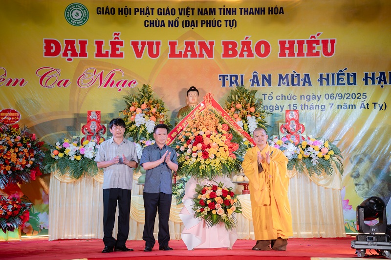 Đại diện lãnh đạo xã Quảng Ngọc dâng lẵng hoa chúc mừng Đại lễ Vu Lan Báo Hiếu 2025 tại Chùa Nổ (Đại Phúc Tự), cùng Đại đức Thích Nguyên Hồi – Trụ trì Chùa. Đại diện lãnh đạo xã Quảng Ngọc dâng lẵng hoa chúc mừng Đại lễ Vu Lan Báo Hiếu 2025 tại Chùa Nổ (Đại Phúc Tự), cùng Đại đức Thích Nguyên Hồi – Trụ trì Chùa.