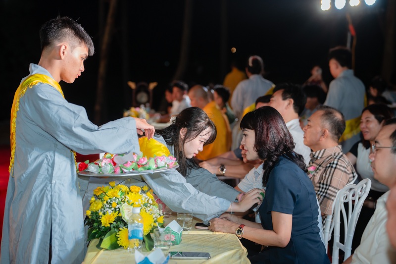 Phật tử cài bông hồng lên áo đại biểu trong nghi thức
Bông hồng cài áo đầy xúc động
Phật tử cài bông hồng lên áo đại biểu trong nghi thức
Bông hồng cài áo đầy xúc động