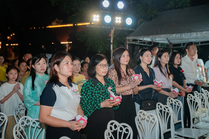 Nghi thức truyền đăng tạo nên không gian thiêng liêng, tràn đầy cảm xúc. Nghi thức truyền đăng tạo nên không gian thiêng liêng, tràn đầy cảm xúc.