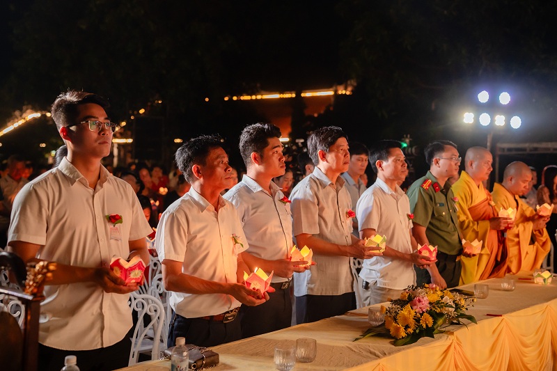 Ánh sáng lan tỏa từ bàn Phật đến toàn thể đại chúng. Ánh sáng lan tỏa từ bàn Phật đến toàn thể đại chúng.