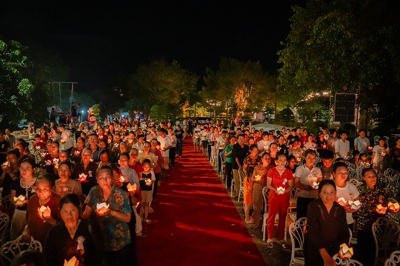 Toàn thể Phật tử thắp nến cầu nguyện trong đêm Vu Lan báo hiếu. Toàn thể Phật tử thắp nến cầu nguyện trong đêm Vu Lan báo hiếu.