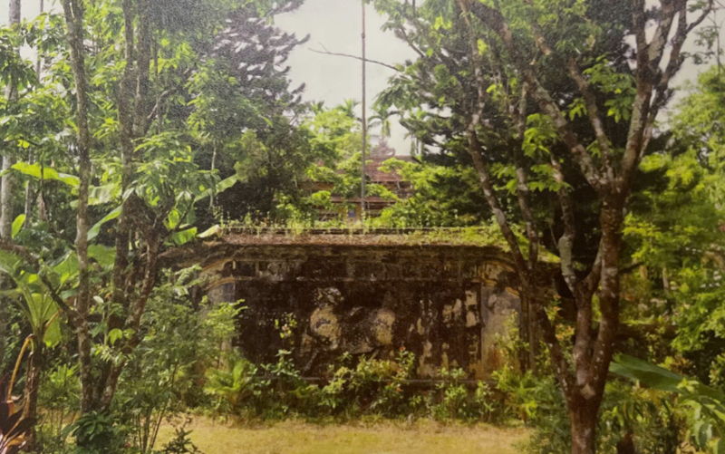 Bình phong Long Mã, dấu tích duy nhất còn lại của chùa Sắc tứ Long Quang. Bình phong Long Mã, dấu tích duy nhất còn lại của chùa Sắc tứ Long Quang.