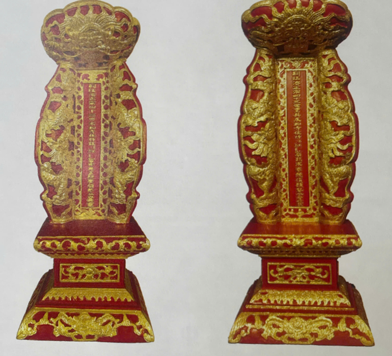 Trái: Long vị ngài Hồng Trí Hưng Danh Quảng Khai, trú trì chùa Vĩnh Hoà thời Khải Định, hiện thờ tại Tổ đường chùa Vĩnh Hoà.
Phải: Long vị ngài Hồng Dược Vĩnh Thái Tín Nguyện, trú trì chùa Vĩnh Hoà năm 1952, hiện thờ tại nhà thiền chùa Vĩnh Hoà. Ảnh: Trái: Long vị ngài Hồng Trí Hưng Danh Quảng Khai, trú trì chùa Vĩnh Hoà thời Khải Định, hiện thờ tại Tổ đường chùa Vĩnh Hoà.
Phải: Long vị ngài Hồng Dược Vĩnh Thái Tín Nguyện, trú trì chùa Vĩnh Hoà năm 1952, hiện thờ tại nhà thiền chùa Vĩnh Hoà. Ảnh: