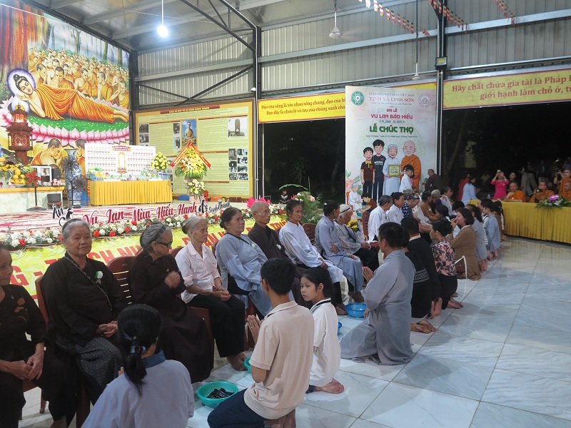Các bậc cha mẹ, ông bà được cung thỉnh trang trọng trong buổi lễ Vu Lan.