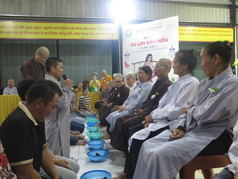 Nghi thức rửa chân cha mẹ – khoảnh khắc tĩnh lặng và thiêng liêng (góc cận).