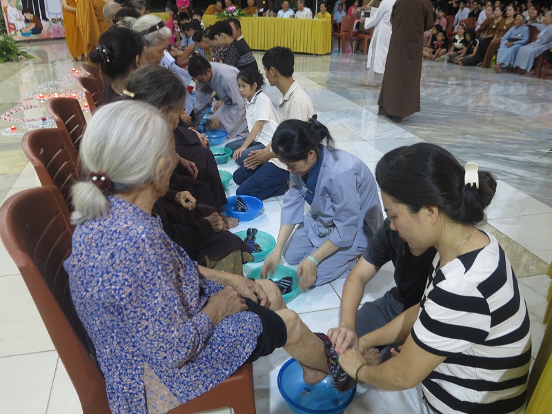 Con cháu dâng khăn lau, thể hiện sự hiếu kính và biết ơn sâu nặng.
