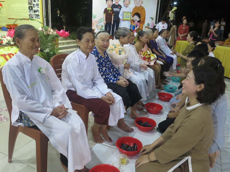Nghi thức dâng trà trong không khí thiêng liêng và đầy xúc động.