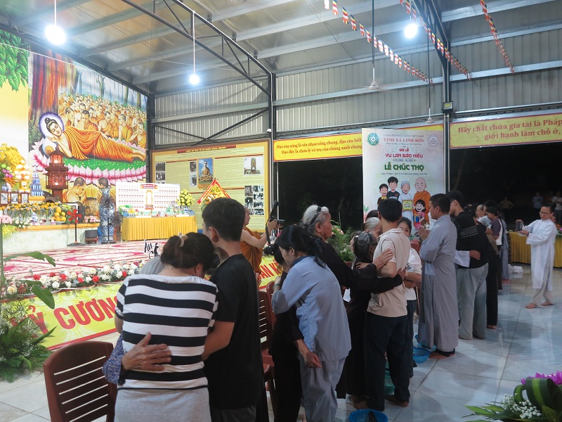 Giây phút ôm cha mẹ, chan chứa yêu thương và nước mắt hạnh phúc.