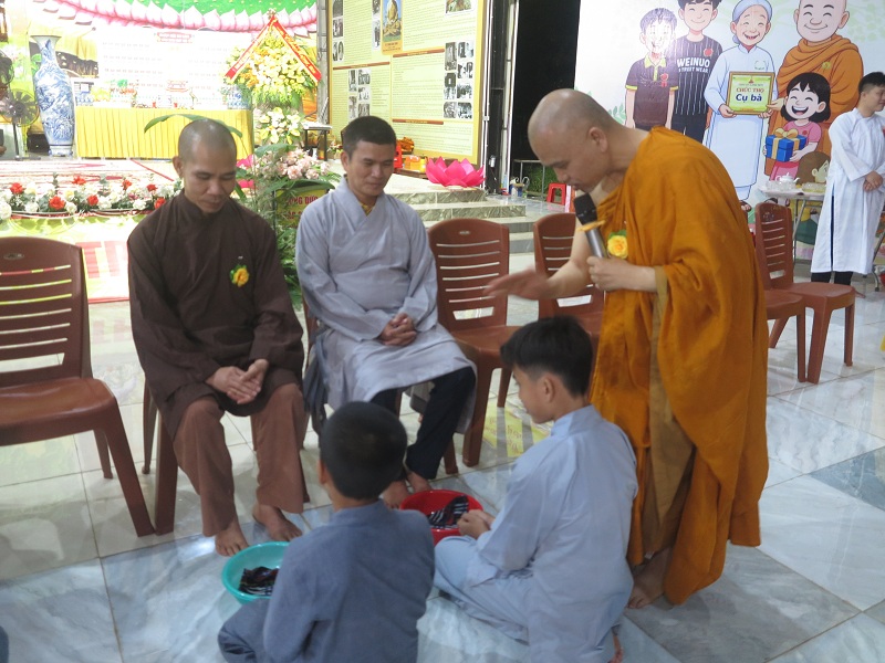 Phật tử và bà con chăm chú lắng nghe lời giảng về hiếu đạo.
