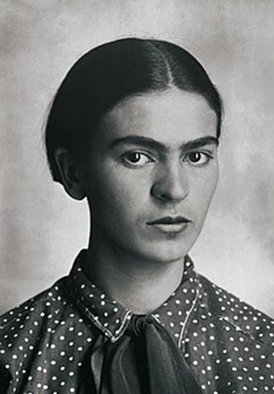 Chân dung nữ hoạ sĩ Frida Kahlo, chụp năm 1926
