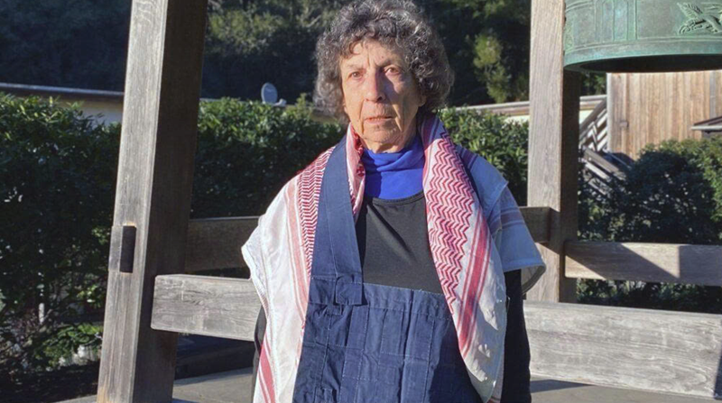 Hình 4: Tác giả Linda Hess đội khăn rakusu và keffiyeh 