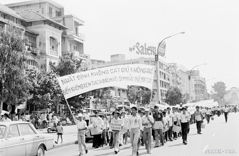 Sau ngày giải phóng, Hội Liên Hiệp Thanh niên, Sinh viên Sài Gòn-Gia Định tổ chức chiến dịch bài trừ văn hóa trụ phản động, xây dựng nền văn hóa lành mạnh (7-1975). (Ảnh: Văn Bảo/Reuters)