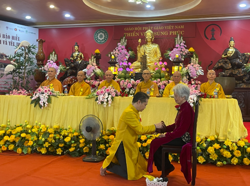 Ông Nguyễn Văn Hiệp - Phó Chủ tịch Hội đồng Bảo trợ và Phát triển IWEDI dâng lên mẹ kính yêu của mình thể hiện tấm lòng hiếu hạnh của mình với mẹ trong lễ Vu Lan. Ông Nguyễn Văn Hiệp - Phó Chủ tịch Hội đồng Bảo trợ và Phát triển IWEDI dâng lên mẹ kính yêu của mình thể hiện tấm lòng hiếu hạnh của mình với mẹ trong lễ Vu Lan.