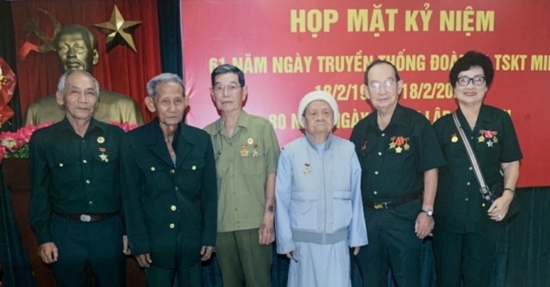 Ni trưởng Thích nữ Diệu Thông (giữa) chụp ảnh lưu niệm cùng các đồng chí trong Ban Liên lạc Tình báo Quốc phòng tại An Giang (ảnh: Internet)
