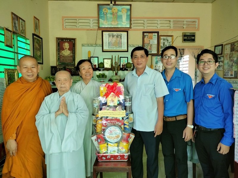 Ngày 25/4/2023, Ban Tôn giáo – Sở Nội vụ tỉnh An Giang phối hợp với Ban Trị sự Giáo hội Phật giáo Việt Nam tỉnh tổ chức Đoàn Công tác đến thăm, tặng quà Ni trưởng Thích nữ Diệu Thông tại chùa Thất Bửu, thị trấn An Châu, huyện Châu Thành nhân kỷ niệm 48 năm, ngày miền Nam hoàn toàn giải phóng, thống nhất đất nước (30/4/1975 -30/4/2023). Ảnh: Internet
