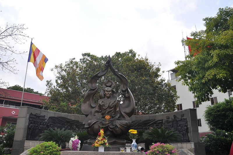 Tượng đài Bồ Tát Thích Quảng Đức, chụp ngày 29/04/2015 (ảnh: Thường Nguyên)