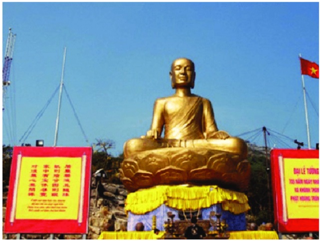 Một tượng Phật hoàng Trần Nhân Tông bằng đồng lớn trên đỉnh Yên Tử (ảnh 1), biểu tượng vừa là vị anh hùng dân tộc vừa là người sáng lập Thiền phái Trúc Lâm, thể hiện sự kết hợp giữa đạo pháp và tinh thần quốc gia đặc trưng thời Lý – Trần. Một tượng Phật hoàng Trần Nhân Tông bằng đồng lớn trên đỉnh Yên Tử (ảnh 1), biểu tượng vừa là vị anh hùng dân tộc vừa là người sáng lập Thiền phái Trúc Lâm, thể hiện sự kết hợp giữa đạo pháp và tinh thần quốc gia đặc trưng thời Lý – Trần.