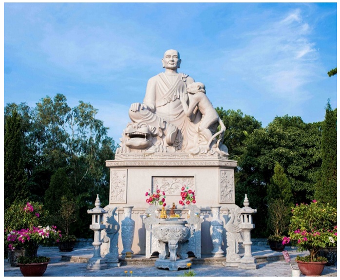 Tượng bằng đá lớn đặt trên núi Tiêu (ảnh 5), hướng về kinh thành Thăng Long. Minh chứng cho vai trò của Thiền sư Vạn Hạnh — người từng làm cố vấn triều Lý, nuôi dạy Lý Công Uẩn và đóng vai trò quyết định trong việc hình thành vương triều nhà Lý. Tượng bằng đá lớn đặt trên núi Tiêu (ảnh 5), hướng về kinh thành Thăng Long. Minh chứng cho vai trò của Thiền sư Vạn Hạnh — người từng làm cố vấn triều Lý, nuôi dạy Lý Công Uẩn và đóng vai trò quyết định trong việc hình thành vương triều nhà Lý.