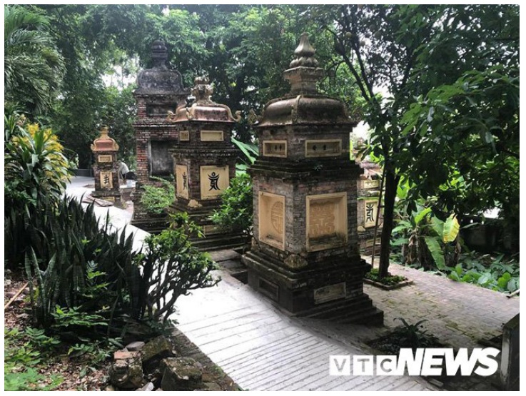 Ảnh 8: 8. Tháp và khu mộ cổ tại chùa Tiêu Sơn
Tháp mộ cổ, nơi lưu giữ nhục thân Thiền sư Như Trí – minh chứng về truyền thống tu học lâu đời tại chùa Tiêu, cũng như vai trò tâm linh của tăng sĩ trong đời sống tôn giáo dân tộc
Ảnh 8: 8. Tháp và khu mộ cổ tại chùa Tiêu Sơn
Tháp mộ cổ, nơi lưu giữ nhục thân Thiền sư Như Trí – minh chứng về truyền thống tu học lâu đời tại chùa Tiêu, cũng như vai trò tâm linh của tăng sĩ trong đời sống tôn giáo dân tộc